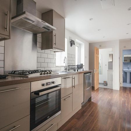 Spacious 3 Bedroom Home With Ps5 And Pool Table Near O2 Arena Canary Wharf And Elizabeth Line To Central London Exterior photo