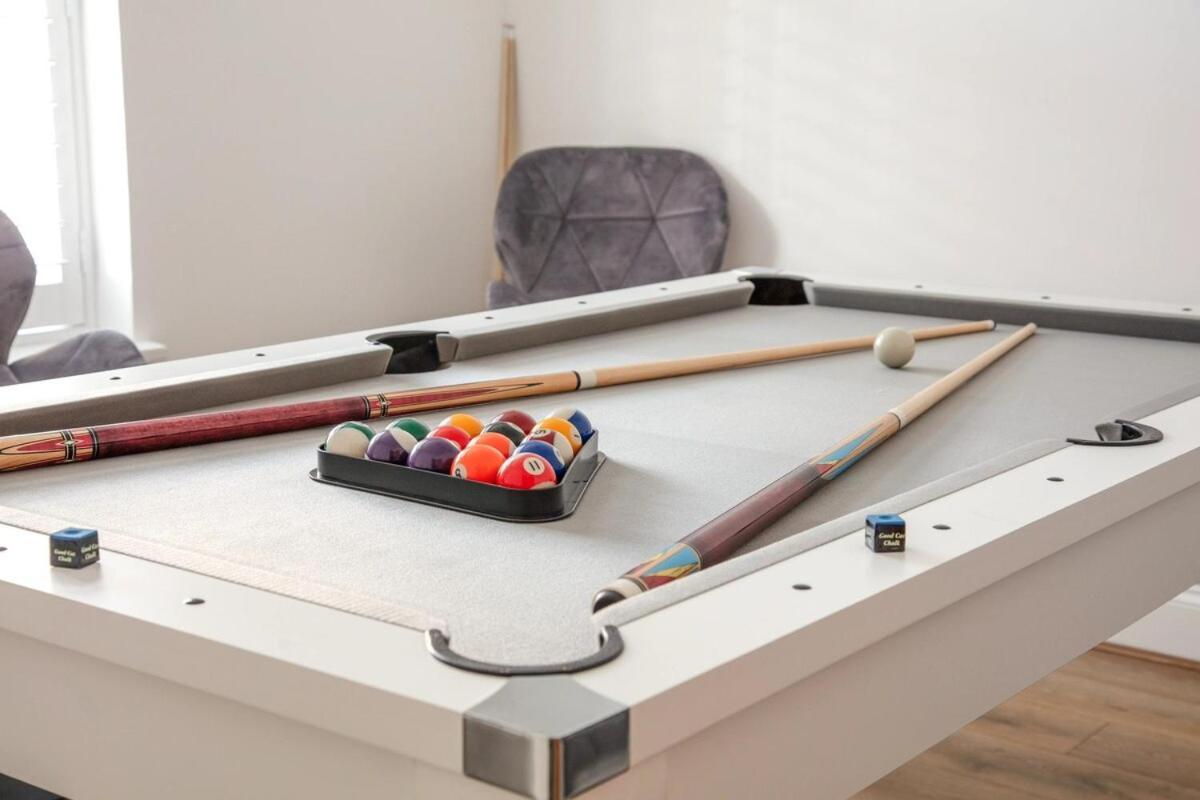 Spacious 3 Bedroom Home With Ps5 And Pool Table Near O2 Arena Canary Wharf And Elizabeth Line To Central London Exterior photo