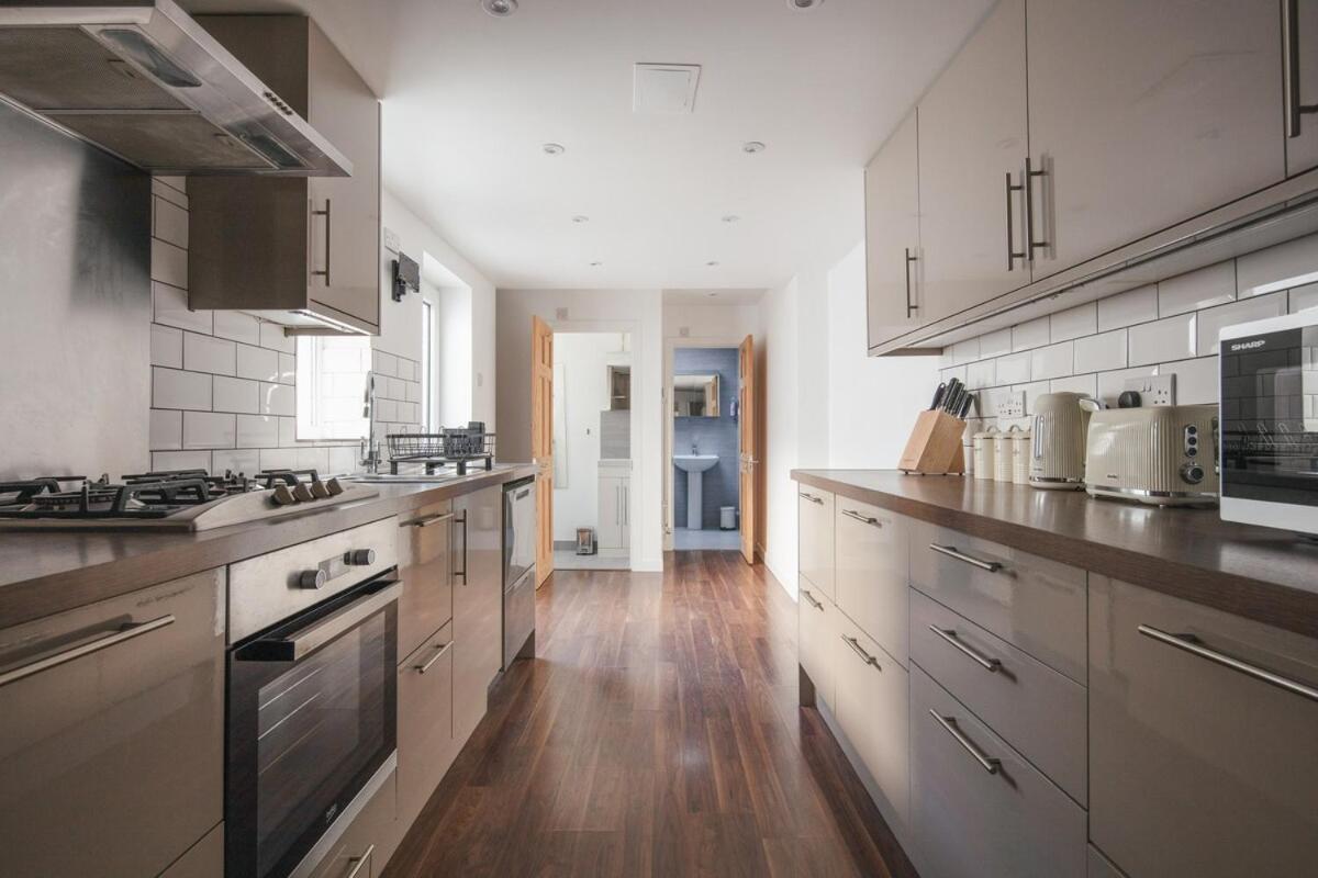 Spacious 3 Bedroom Home With Ps5 And Pool Table Near O2 Arena Canary Wharf And Elizabeth Line To Central London Exterior photo