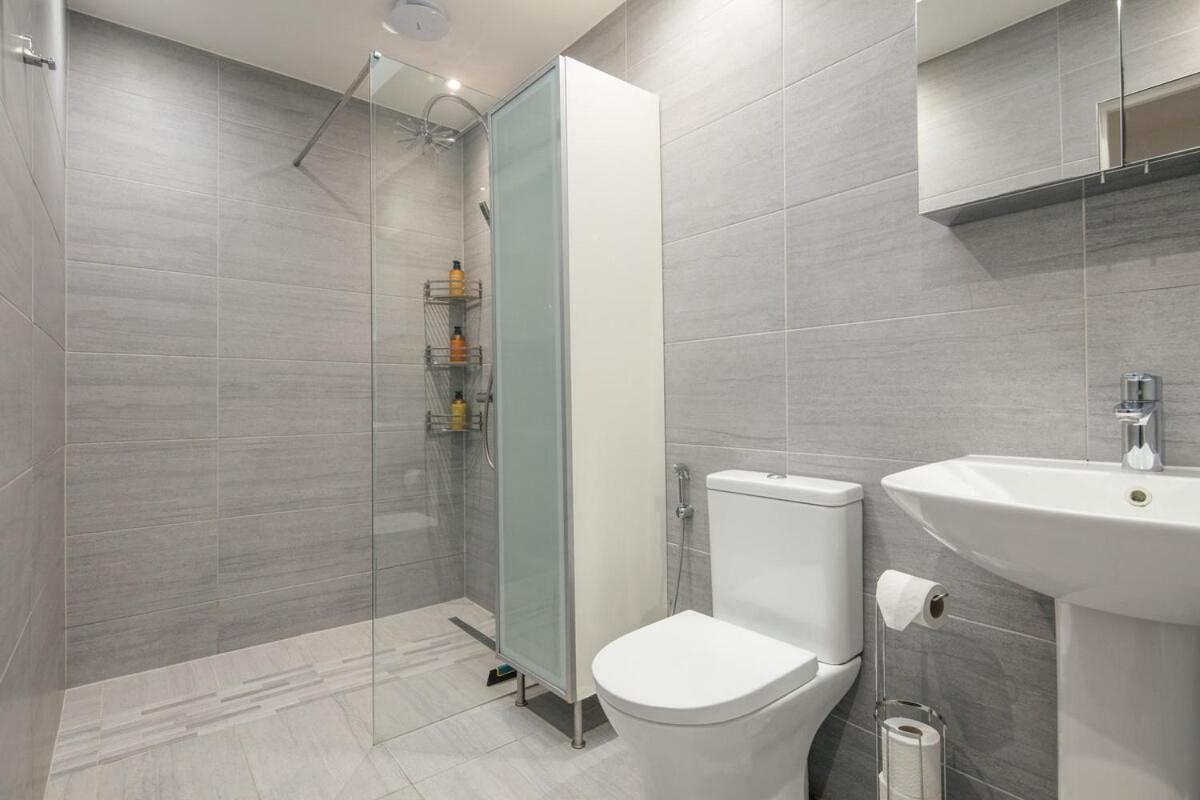 Spacious 3 Bedroom Home With Ps5 And Pool Table Near O2 Arena Canary Wharf And Elizabeth Line To Central London Exterior photo
