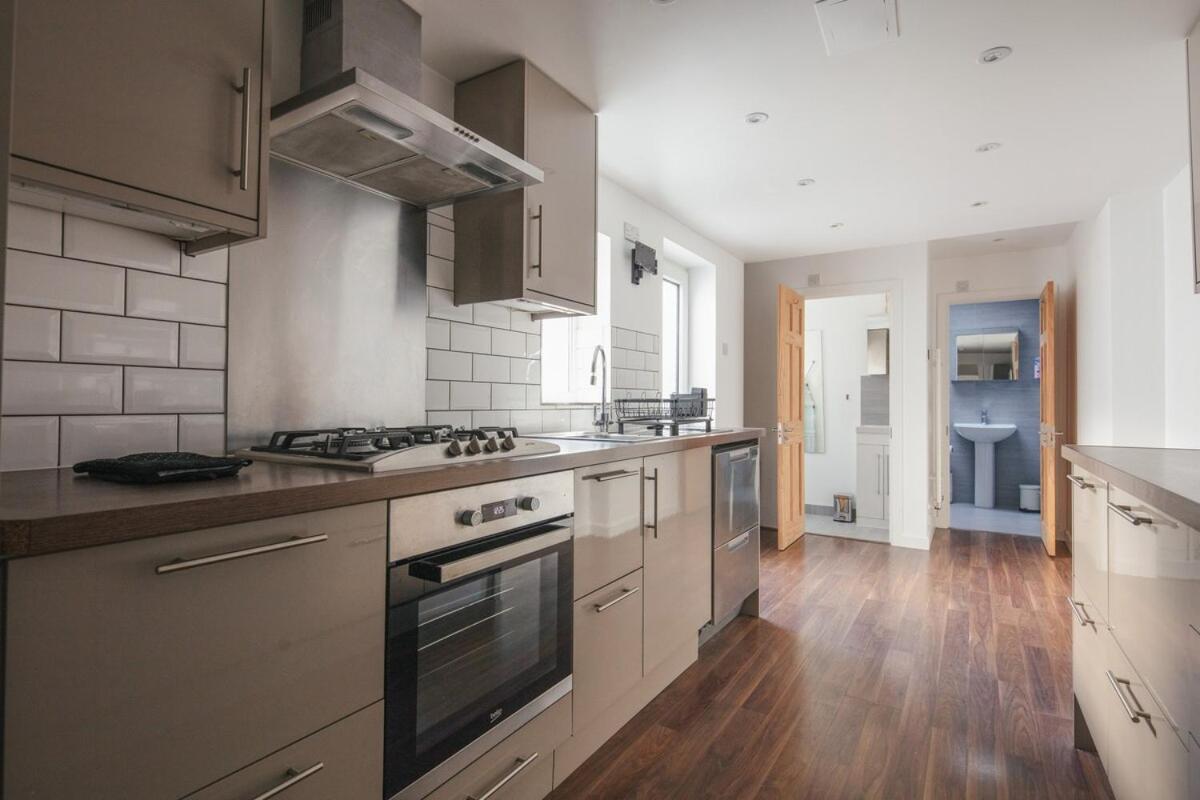 Spacious 3 Bedroom Home With Ps5 And Pool Table Near O2 Arena Canary Wharf And Elizabeth Line To Central London Exterior photo