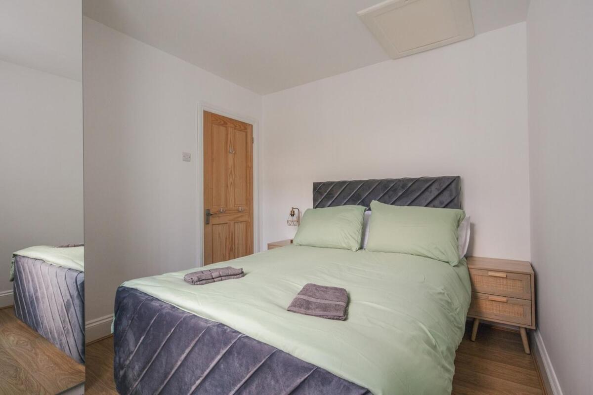 Spacious 3 Bedroom Home With Ps5 And Pool Table Near O2 Arena Canary Wharf And Elizabeth Line To Central London Exterior photo