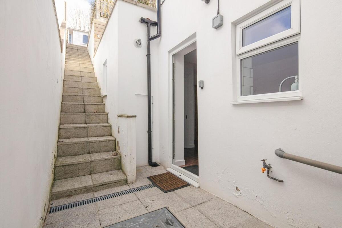 Spacious 3 Bedroom Home With Ps5 And Pool Table Near O2 Arena Canary Wharf And Elizabeth Line To Central London Exterior photo