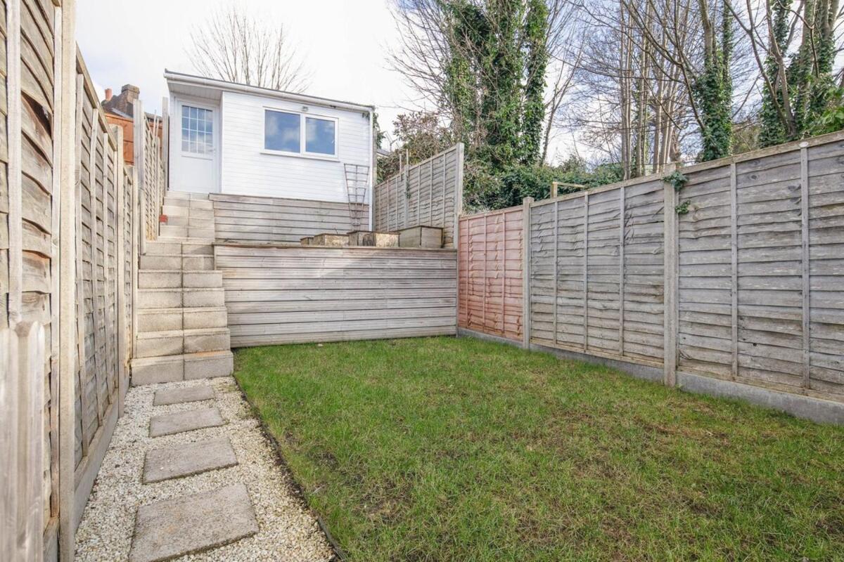 Spacious 3 Bedroom Home With Ps5 And Pool Table Near O2 Arena Canary Wharf And Elizabeth Line To Central London Exterior photo