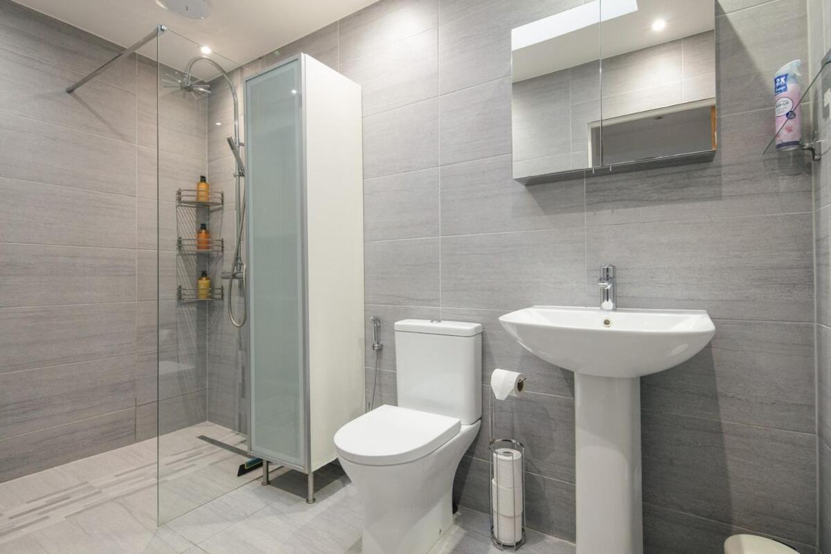 Spacious 3 Bedroom Home With Ps5 And Pool Table Near O2 Arena Canary Wharf And Elizabeth Line To Central London Exterior photo
