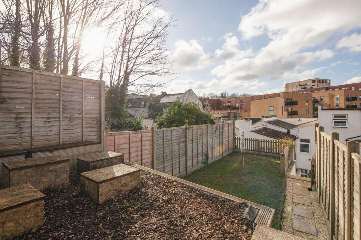 Spacious 3 Bedroom Home With Ps5 And Pool Table Near O2 Arena Canary Wharf And Elizabeth Line To Central London Exterior photo