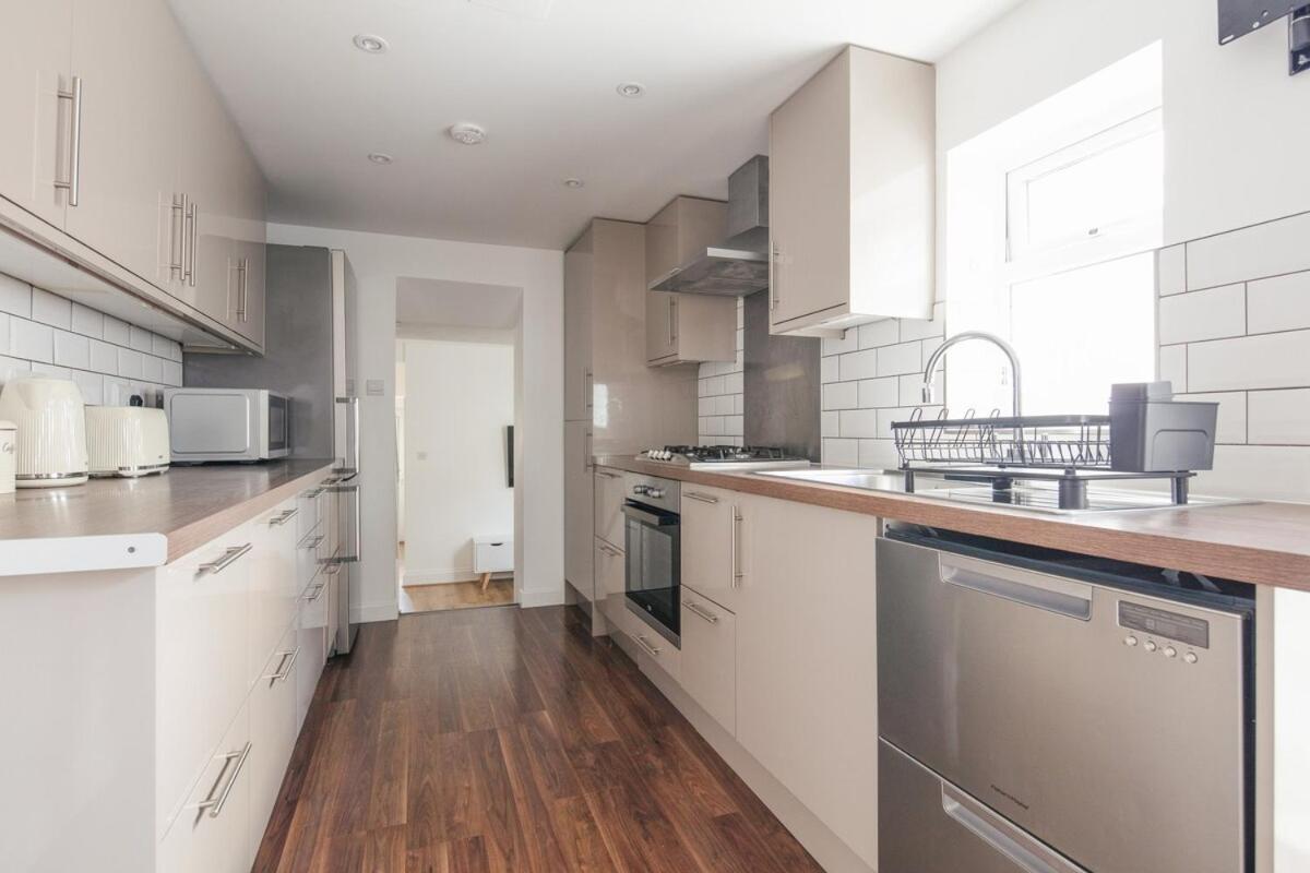 Spacious 3 Bedroom Home With Ps5 And Pool Table Near O2 Arena Canary Wharf And Elizabeth Line To Central London Exterior photo