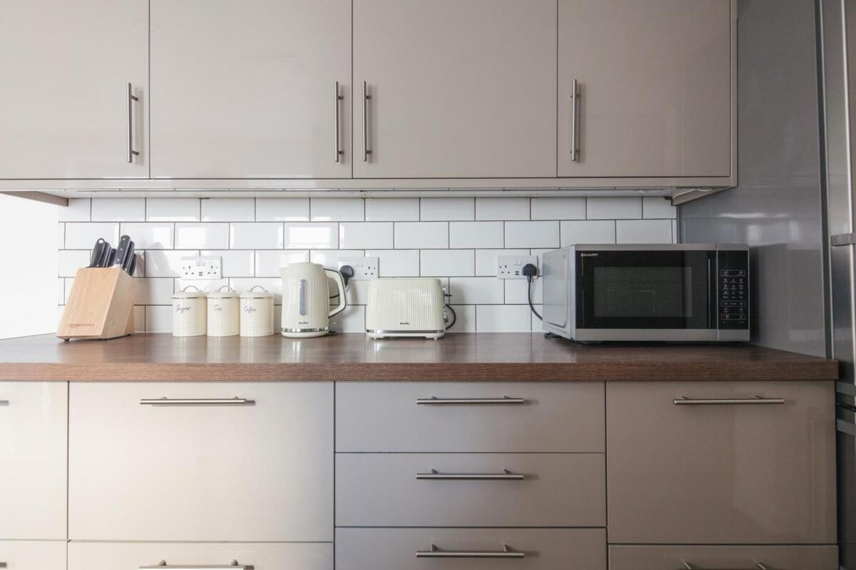 Spacious 3 Bedroom Home With Ps5 And Pool Table Near O2 Arena Canary Wharf And Elizabeth Line To Central London Exterior photo
