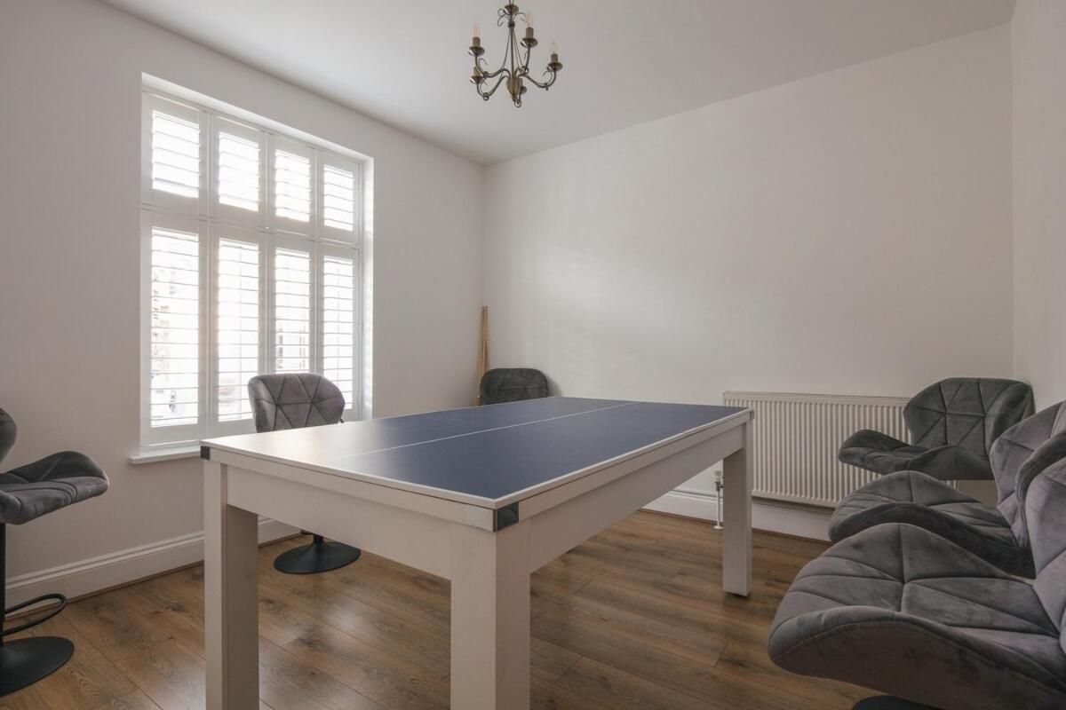 Spacious 3 Bedroom Home With Ps5 And Pool Table Near O2 Arena Canary Wharf And Elizabeth Line To Central London Exterior photo